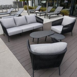 Jati Kebon Fortuna tuinloungeset met 3-zits loungebank, 2 loungestoelen en lichtgrijze kussens als terrasmodel bij Verberckmoes Tuinmeubelen Temse