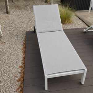 Jati Kebon Ibiza ligbed met wit mat aluminium frame en lichtgrijs textileen als terrasmodel bij Verberckmoes Tuinmeubelen Temse