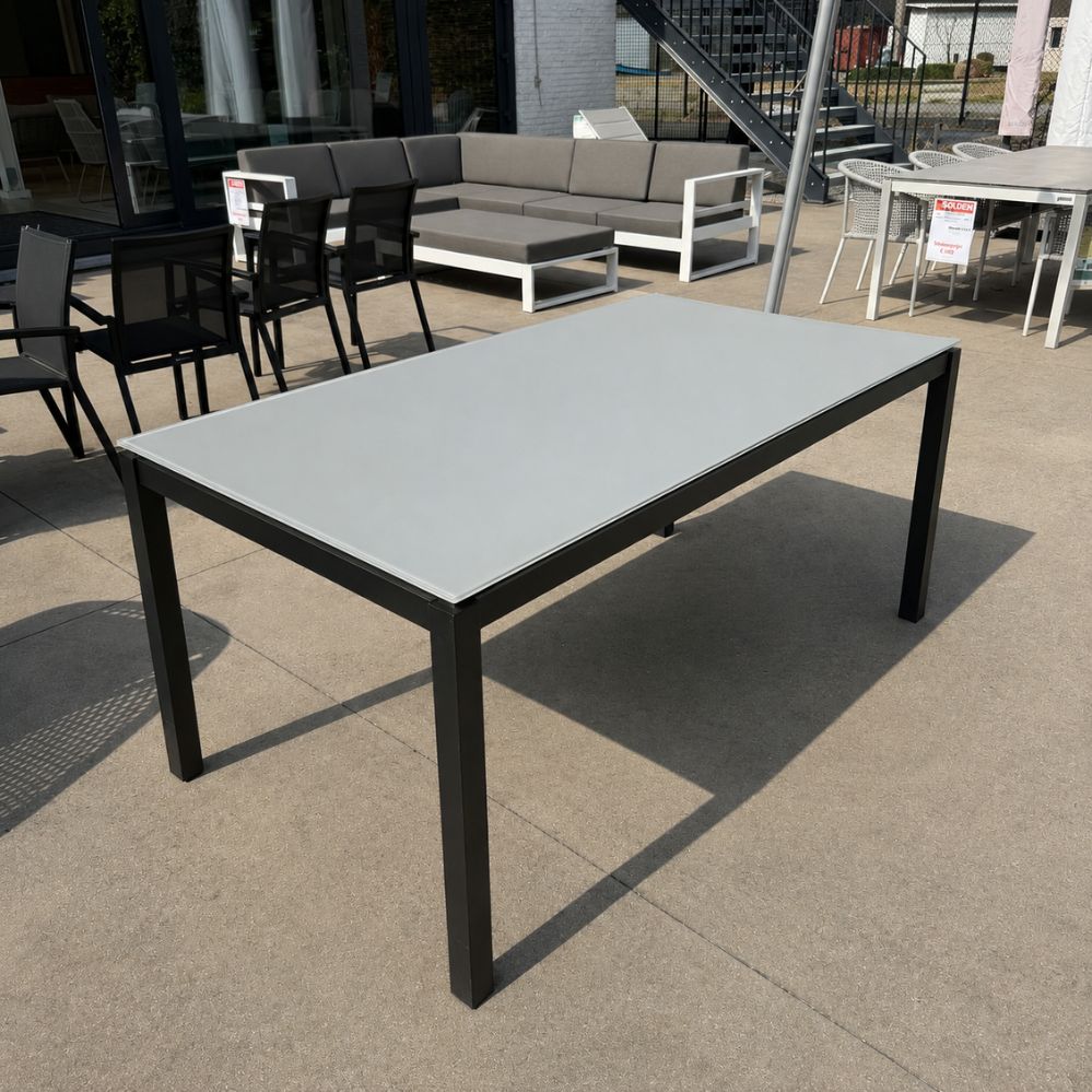 Jati Kebon Juma tuintafel 160 × 90 cm met zwart mat aluminium frame en lichtgrijs glazen tafelblad als terrasmodel bij Verberckmoes Tuinmeubelen Temse