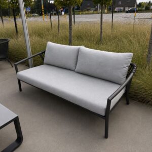 Jati Kebon Kapra 2,5-zits loungebank met charcoal aluminium frame en lichtgrijze kussens als terrasmodel bij Verberckmoes Tuinmeubelen Temse