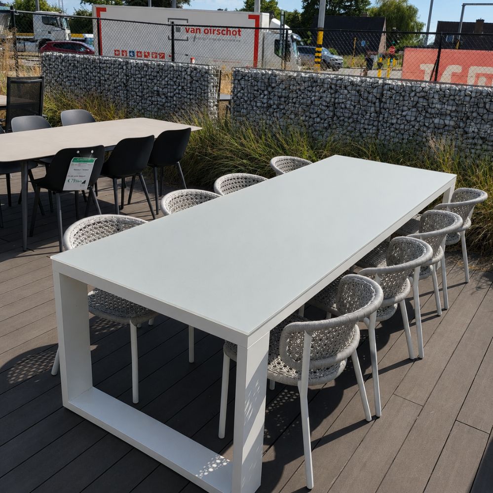 Jati Kebon Linate tuintafel 280 × 100 cm met wit mat aluminium onderstel en lichtgrijs glazen tafelblad als terrasmodel bij Verberckmoes Tuinmeubelen Temse