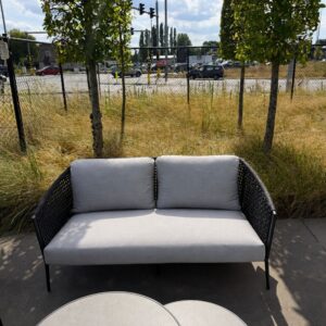 Jati Kebon Safara 2,5-zits loungebank met charcoal aluminium frame, rope-afwerking en lichtgrijze kussens als terrasmodel bij Verberckmoes Tuinmeubelen Temse