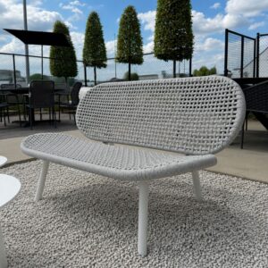 Jati Kebon Skate 2-zits tuinbank in wit aluminium met grijs mélange rope – terrasmodel bij Verberckmoes Tuinmeubelen Temse.