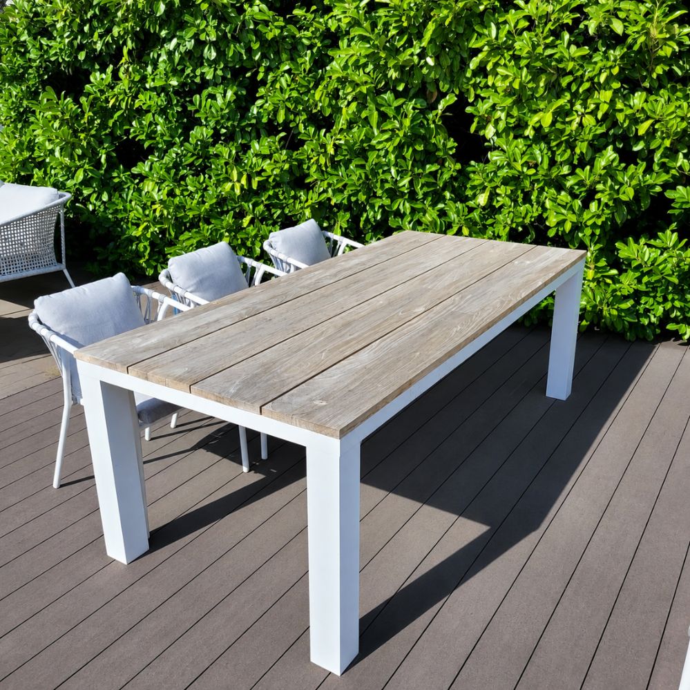 Jati Kebon Square tuintafel 220 × 100 cm met wit mat aluminium onderstel en teakhouten tafelblad als terrasmodel bij Verberckmoes Tuinmeubelen Temse
