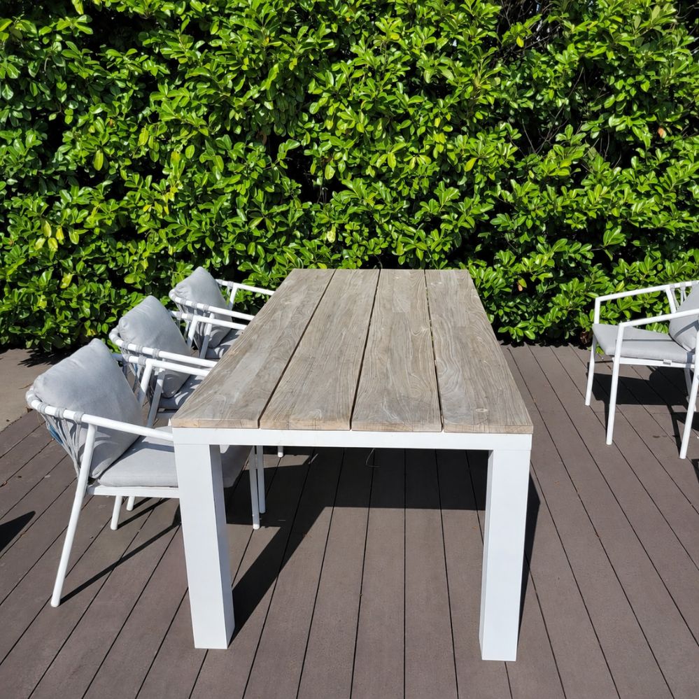 Kopaanzicht van de Jati Kebon Square tuintafel met wit mat aluminium onderstel en Buffed teak tafelblad als terrasmodel in Temse