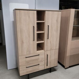 Maxfurn Santorini barkast in Fresh Oak met drie deuren, twee laden en vier open niches als toonzaalmodel bij Meubelen Verberckmoes Sint-Gillis-Waas