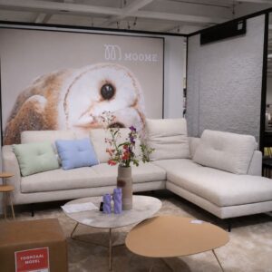 Moome August hoeksalon met dormeuse als toonzaalmodel bij Meubelen Verberckmoes Sint-Gillis-Waas
