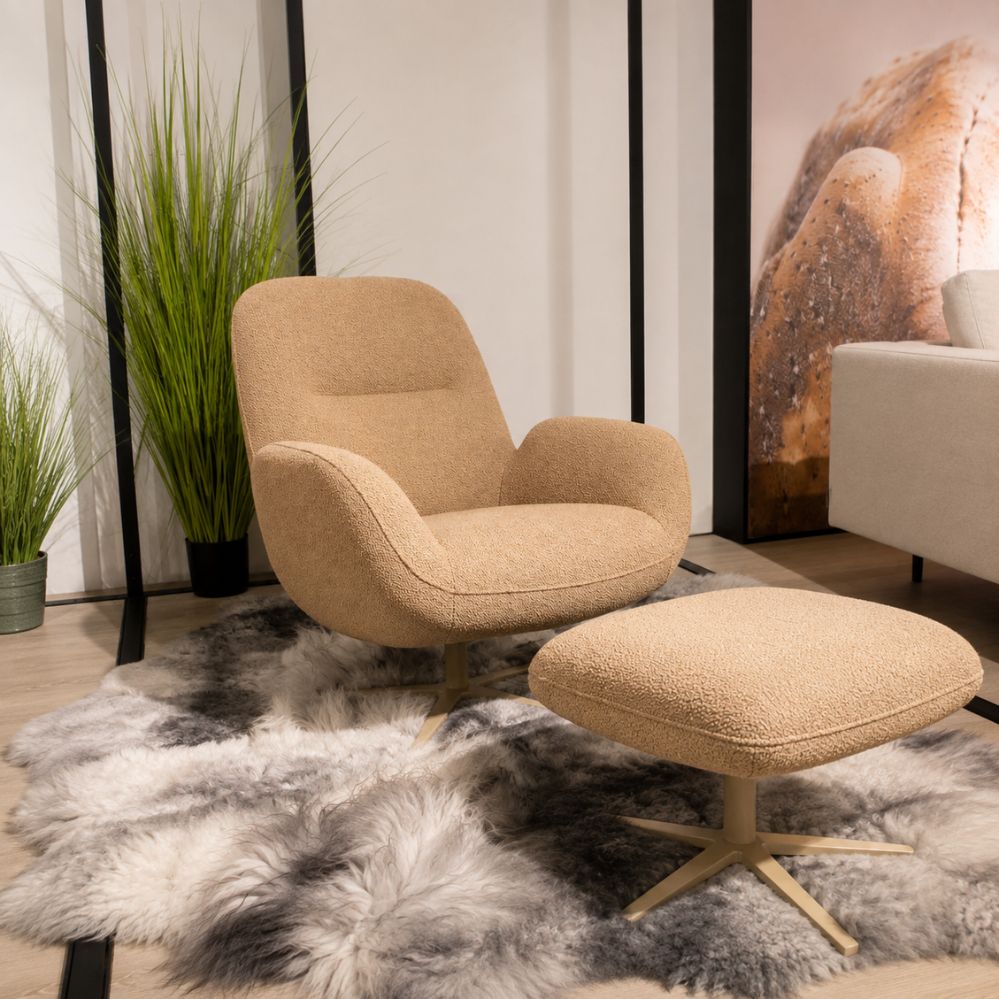 Moome Noor fauteuil met bijpassende voetbank als toonzaalmodel bij Meubelen Verberckmoes Sint-Gillis-Waas