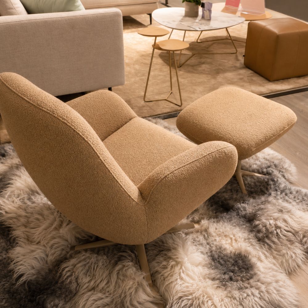 Achteraanzicht van de Moome Noor fauteuil met bijpassende voetbank in dezelfde stoffen bekleding