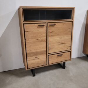 XOOON Denmark highboard in Railway Brown eikenfineer met zwart metalen onderstel als toonzaalmodel bij Meubelen Verberckmoes Sint-Gillis-Waas