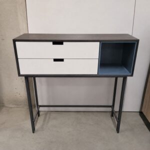 XOOON Glasgow hoog dressoir met witte fronten en skyblue box als toonzaalmodel bij Meubelen Verberckmoes Sint-Gillis-Waas