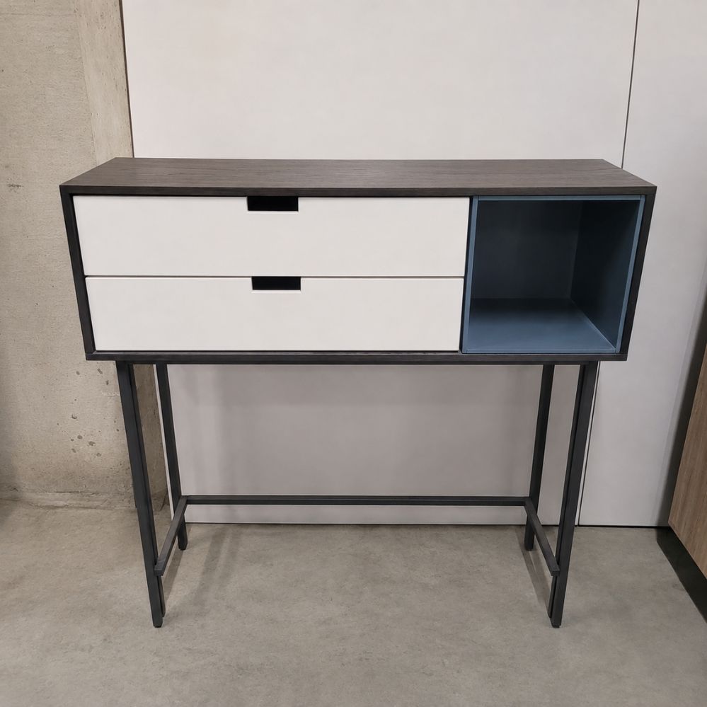 XOOON Glasgow hoog dressoir met witte fronten en skyblue box als toonzaalmodel bij Meubelen Verberckmoes Sint-Gillis-Waas