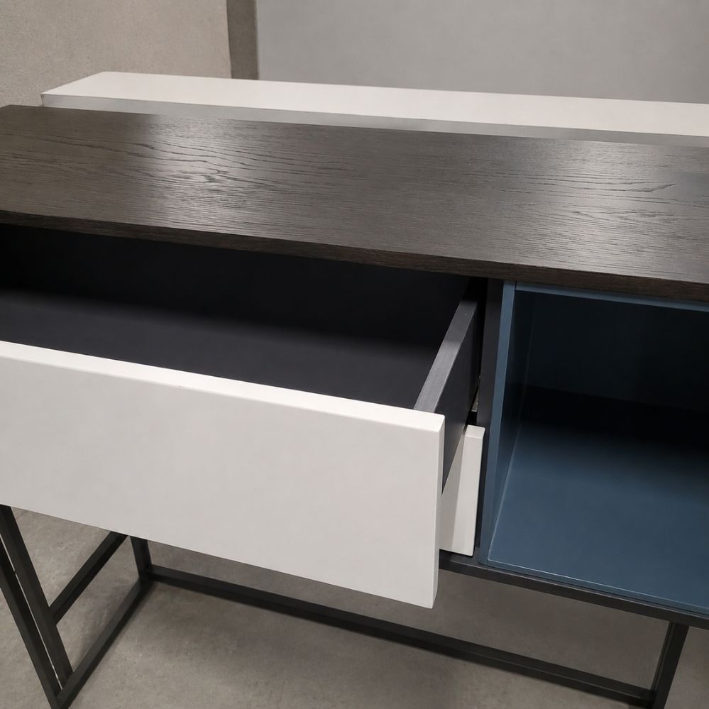 Detail van de lade en het donkere eiken bovenblad van het XOOON Glasgow hoog dressoir