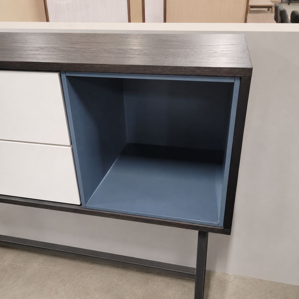 Detail van de skyblue open box van het XOOON Glasgow hoog dressoir