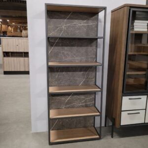 XOOON Helsinki boekenkast met vijf niches, naturel eikenlook, grafiet metalen frame en ledverlichting als toonzaalmodel bij Meubelen Verberckmoes Sint-Gillis-Waas