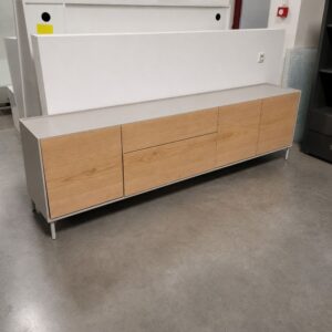 XOOON Niora dressoir van 240 cm met eikenfineer fronten en silk grey afwerking als toonzaalmodel bij Meubelen Verberckmoes Sint-Gillis-Waas
